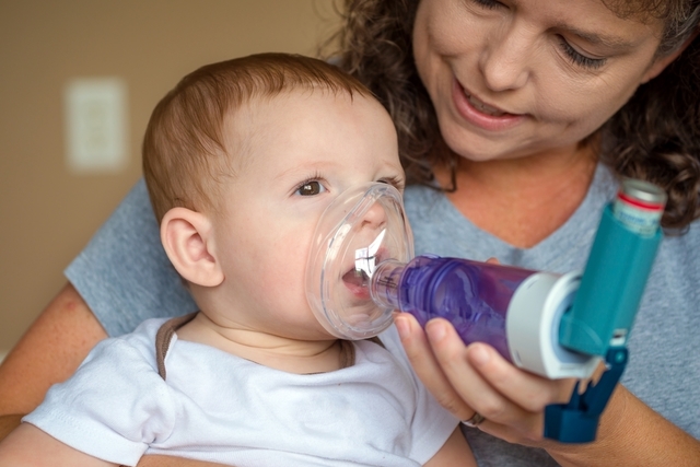 La tos con mocos en bebés es causada por problemas respiratorios